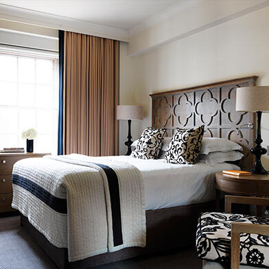 Classic Room with queen bed